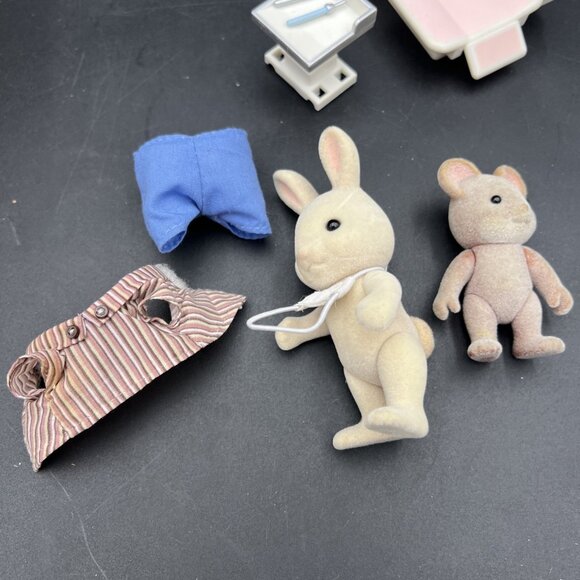 Sylvanian Families Calico Critters Country Dentist Bunny Rabbit Incomplete - Picture 7 of 15